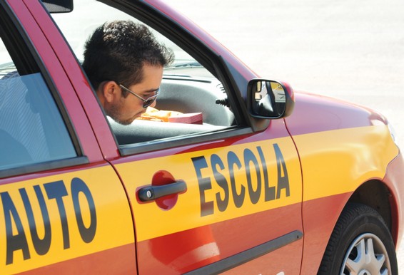 Autoescola e instrutor autônomo trabalhando juntos no novo modelo de CNH